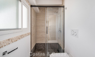 Prachtig gerenoveerd herenhuis met 4 slaapkamers te koop met zeezicht, eerstelijnsstrand op Marbella’s Golden Mile 800861 