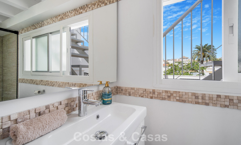 Prachtig gerenoveerd herenhuis met 4 slaapkamers te koop met zeezicht, eerstelijnsstrand op Marbella’s Golden Mile 800862