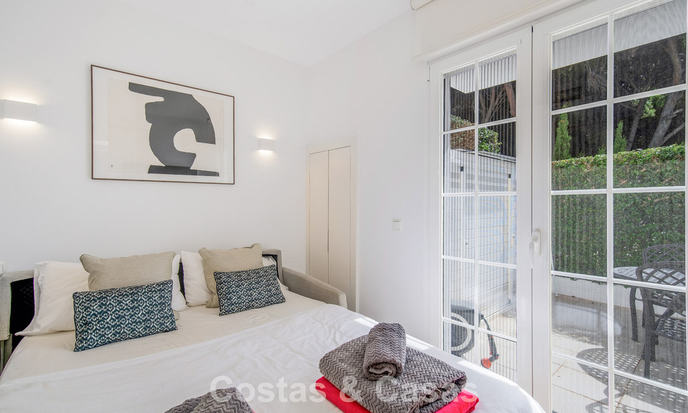 Prachtig gerenoveerd herenhuis met 4 slaapkamers te koop met zeezicht, eerstelijnsstrand op Marbella’s Golden Mile 800864