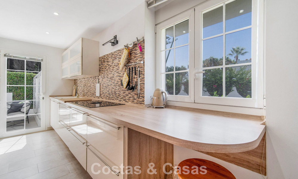 Prachtig gerenoveerd herenhuis met 4 slaapkamers te koop met zeezicht, eerstelijnsstrand op Marbella’s Golden Mile 800865