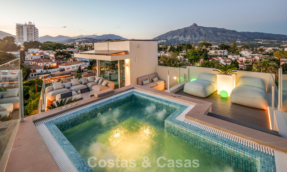 Hedendaagse luxevilla te koop met panoramisch berg- en zeezicht in Nueva Andalucia, Marbella 800894