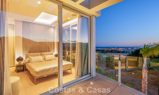 Hedendaagse luxevilla te koop met panoramisch berg- en zeezicht in Nueva Andalucia, Marbella 800895 