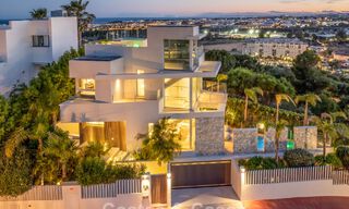 Hedendaagse luxevilla te koop met panoramisch berg- en zeezicht in Nueva Andalucia, Marbella 800897 