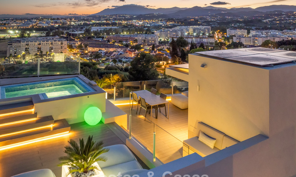 Hedendaagse luxevilla te koop met panoramisch berg- en zeezicht in Nueva Andalucia, Marbella 800898