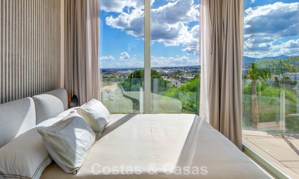 Hedendaagse luxevilla te koop met panoramisch berg- en zeezicht in Nueva Andalucia, Marbella 800905