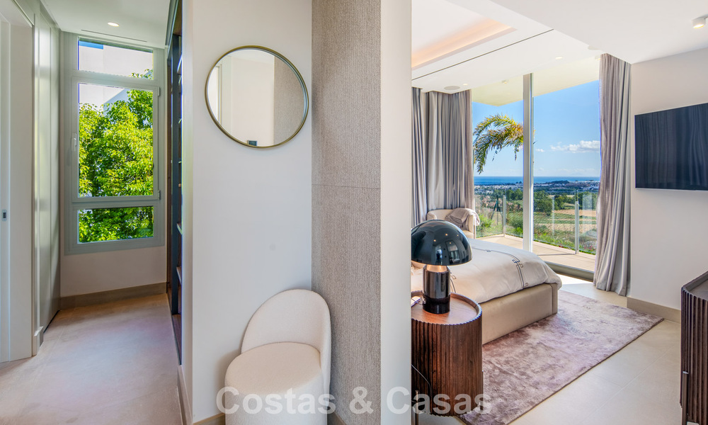 Hedendaagse luxevilla te koop met panoramisch berg- en zeezicht in Nueva Andalucia, Marbella 800906