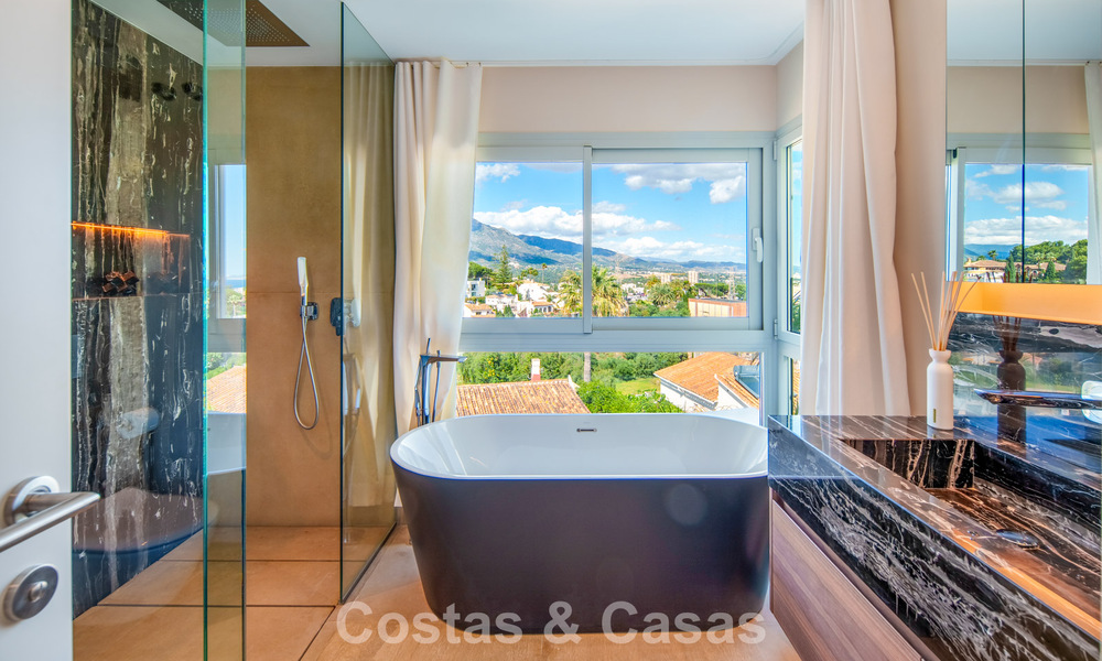 Hedendaagse luxevilla te koop met panoramisch berg- en zeezicht in Nueva Andalucia, Marbella 800908