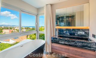 Hedendaagse luxevilla te koop met panoramisch berg- en zeezicht in Nueva Andalucia, Marbella 800909 