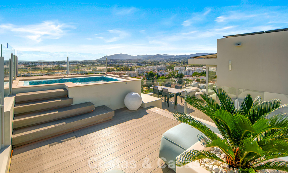 Hedendaagse luxevilla te koop met panoramisch berg- en zeezicht in Nueva Andalucia, Marbella 800913