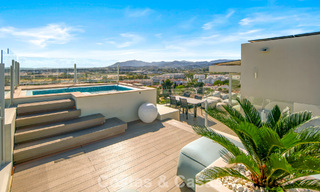 Hedendaagse luxevilla te koop met panoramisch berg- en zeezicht in Nueva Andalucia, Marbella 800913 