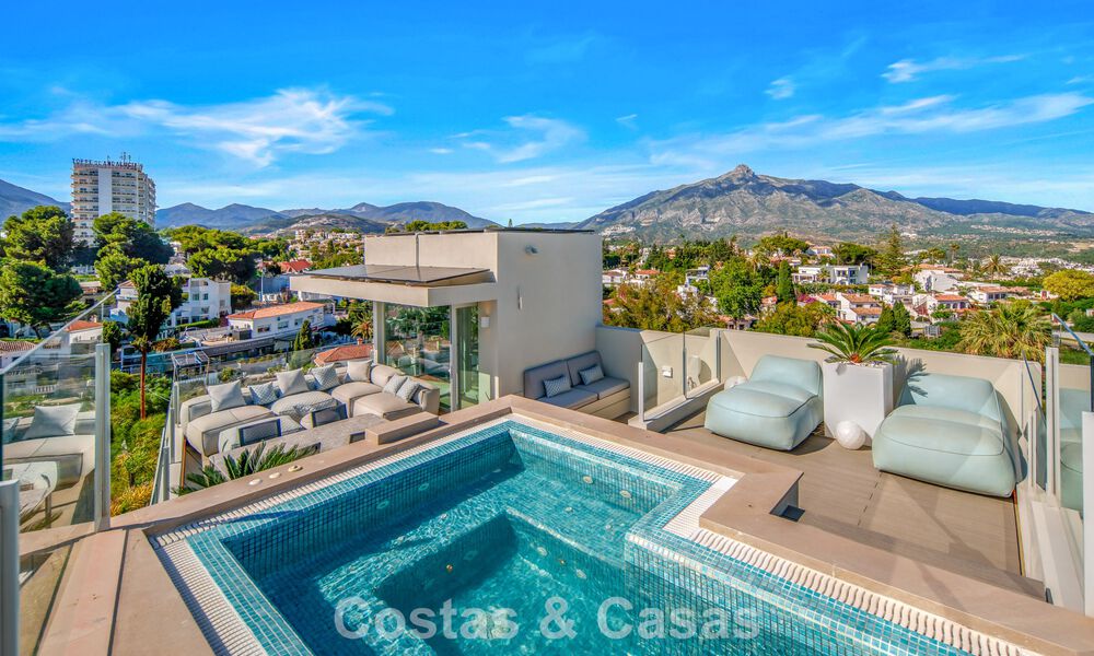 Hedendaagse luxevilla te koop met panoramisch berg- en zeezicht in Nueva Andalucia, Marbella 800914