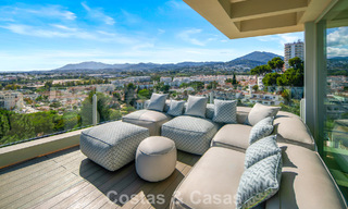Hedendaagse luxevilla te koop met panoramisch berg- en zeezicht in Nueva Andalucia, Marbella 800915 