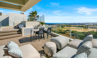Hedendaagse luxevilla te koop met panoramisch berg- en zeezicht in Nueva Andalucia, Marbella 800916 