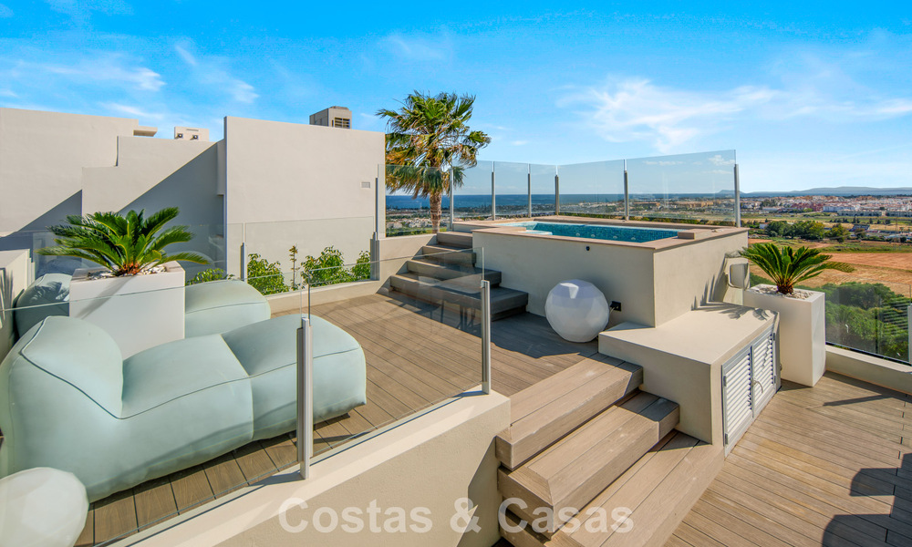 Hedendaagse luxevilla te koop met panoramisch berg- en zeezicht in Nueva Andalucia, Marbella 800917