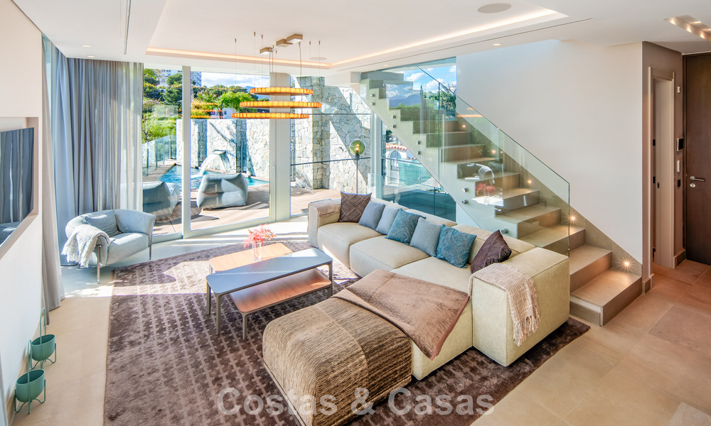 Hedendaagse luxevilla te koop met panoramisch berg- en zeezicht in Nueva Andalucia, Marbella 800918