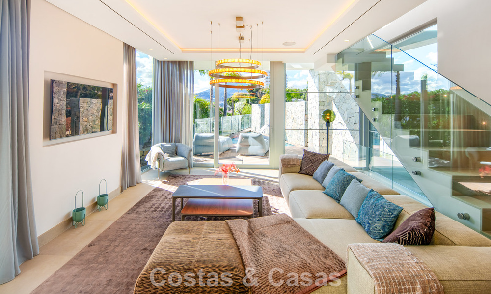Hedendaagse luxevilla te koop met panoramisch berg- en zeezicht in Nueva Andalucia, Marbella 800919