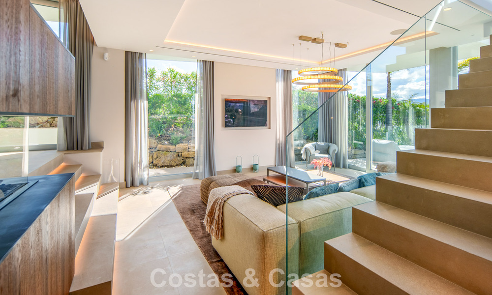 Hedendaagse luxevilla te koop met panoramisch berg- en zeezicht in Nueva Andalucia, Marbella 800920