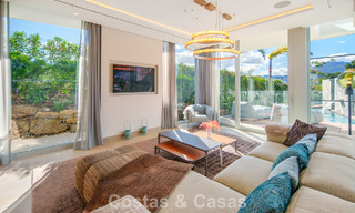 Hedendaagse luxevilla te koop met panoramisch berg- en zeezicht in Nueva Andalucia, Marbella 800921 
