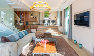 Hedendaagse luxevilla te koop met panoramisch berg- en zeezicht in Nueva Andalucia, Marbella 800922 
