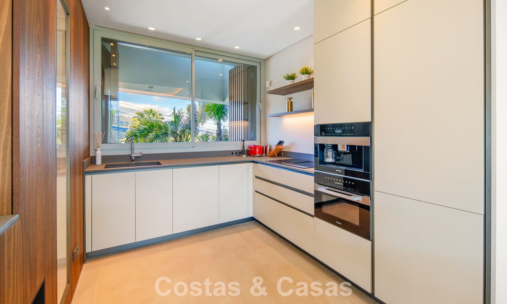 Hedendaagse luxevilla te koop met panoramisch berg- en zeezicht in Nueva Andalucia, Marbella 800926