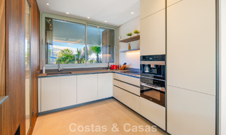 Hedendaagse luxevilla te koop met panoramisch berg- en zeezicht in Nueva Andalucia, Marbella 800926 