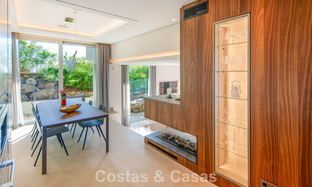 Hedendaagse luxevilla te koop met panoramisch berg- en zeezicht in Nueva Andalucia, Marbella 800928