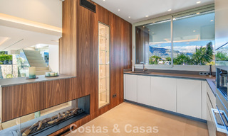 Hedendaagse luxevilla te koop met panoramisch berg- en zeezicht in Nueva Andalucia, Marbella 800929 