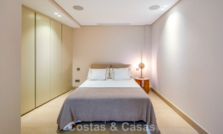 Hedendaagse luxevilla te koop met panoramisch berg- en zeezicht in Nueva Andalucia, Marbella 800933 
