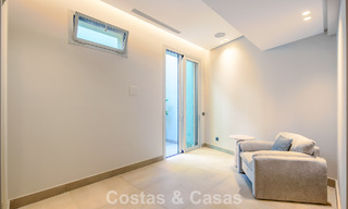 Hedendaagse luxevilla te koop met panoramisch berg- en zeezicht in Nueva Andalucia, Marbella 800934 
