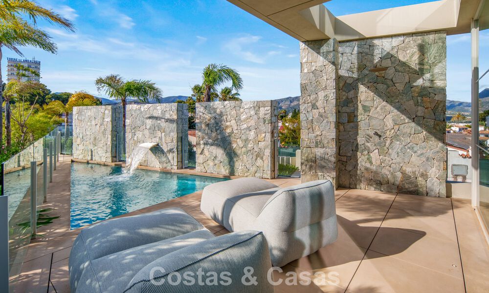 Hedendaagse luxevilla te koop met panoramisch berg- en zeezicht in Nueva Andalucia, Marbella 800938