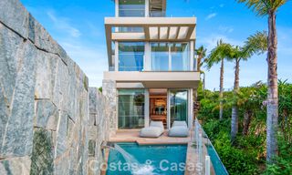 Hedendaagse luxevilla te koop met panoramisch berg- en zeezicht in Nueva Andalucia, Marbella 800940 