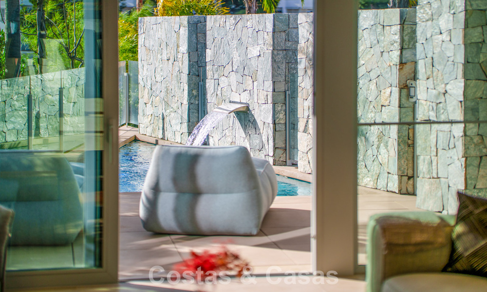 Hedendaagse luxevilla te koop met panoramisch berg- en zeezicht in Nueva Andalucia, Marbella 800942