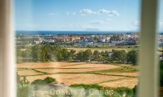 Hedendaagse luxevilla te koop met panoramisch berg- en zeezicht in Nueva Andalucia, Marbella 800943 