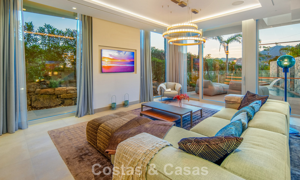Hedendaagse luxevilla te koop met panoramisch berg- en zeezicht in Nueva Andalucia, Marbella 800945