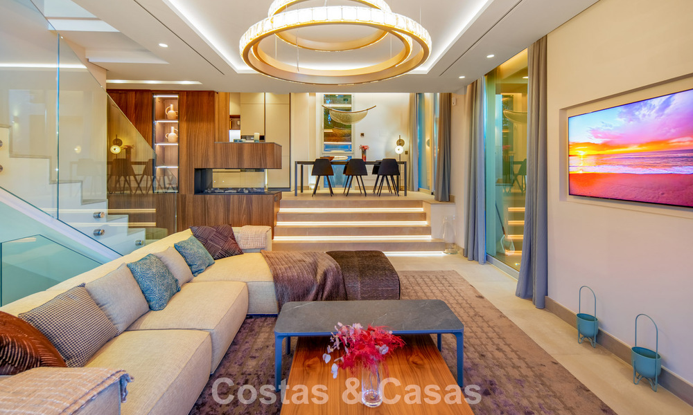 Hedendaagse luxevilla te koop met panoramisch berg- en zeezicht in Nueva Andalucia, Marbella 800946