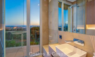 Hedendaagse luxevilla te koop met panoramisch berg- en zeezicht in Nueva Andalucia, Marbella 800949 