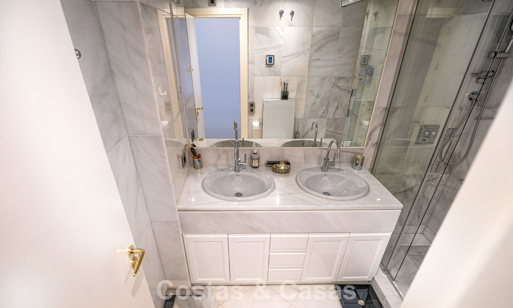 Hoogwaardig duplex penthouse te koop in een felbegeerd golfcomplex in Nueva Andalucia, Marbella 800976