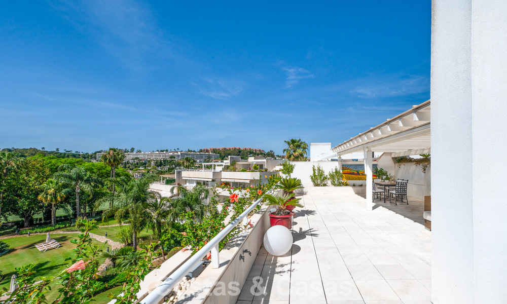 Hoogwaardig duplex penthouse te koop in een felbegeerd golfcomplex in Nueva Andalucia, Marbella 800986