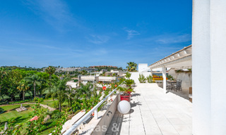 Hoogwaardig duplex penthouse te koop in een felbegeerd golfcomplex in Nueva Andalucia, Marbella 800986 