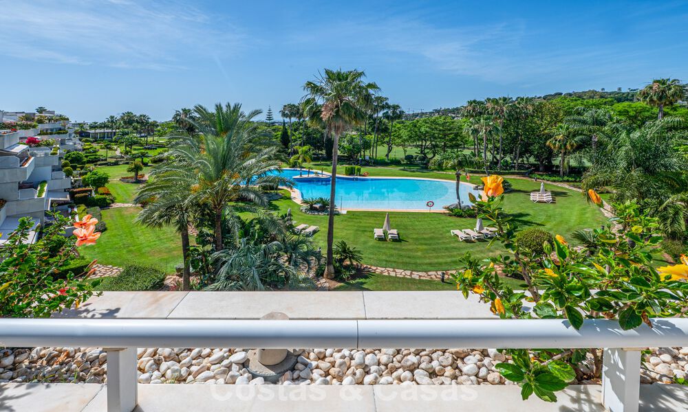 Hoogwaardig duplex penthouse te koop in een felbegeerd golfcomplex in Nueva Andalucia, Marbella 800989