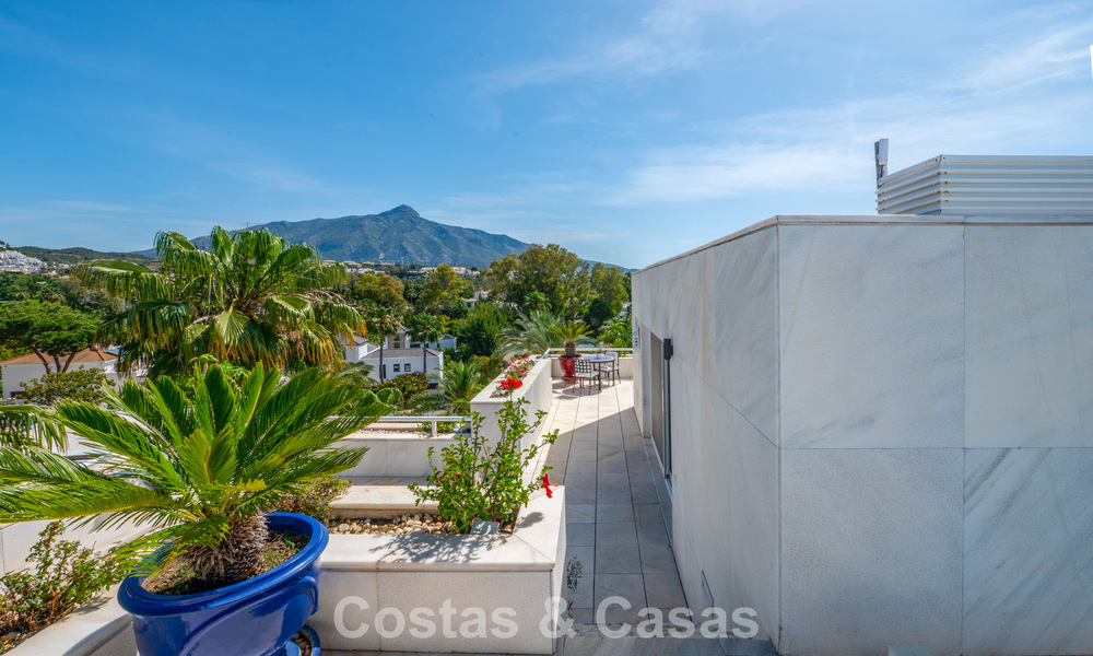 Hoogwaardig duplex penthouse te koop in een felbegeerd golfcomplex in Nueva Andalucia, Marbella 800997
