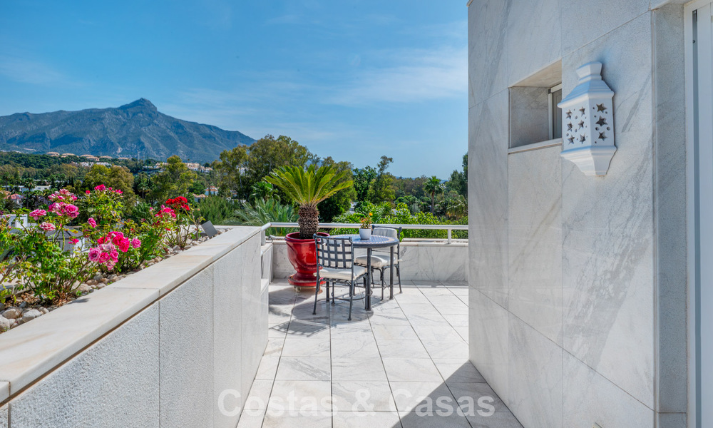 Hoogwaardig duplex penthouse te koop in een felbegeerd golfcomplex in Nueva Andalucia, Marbella 800999