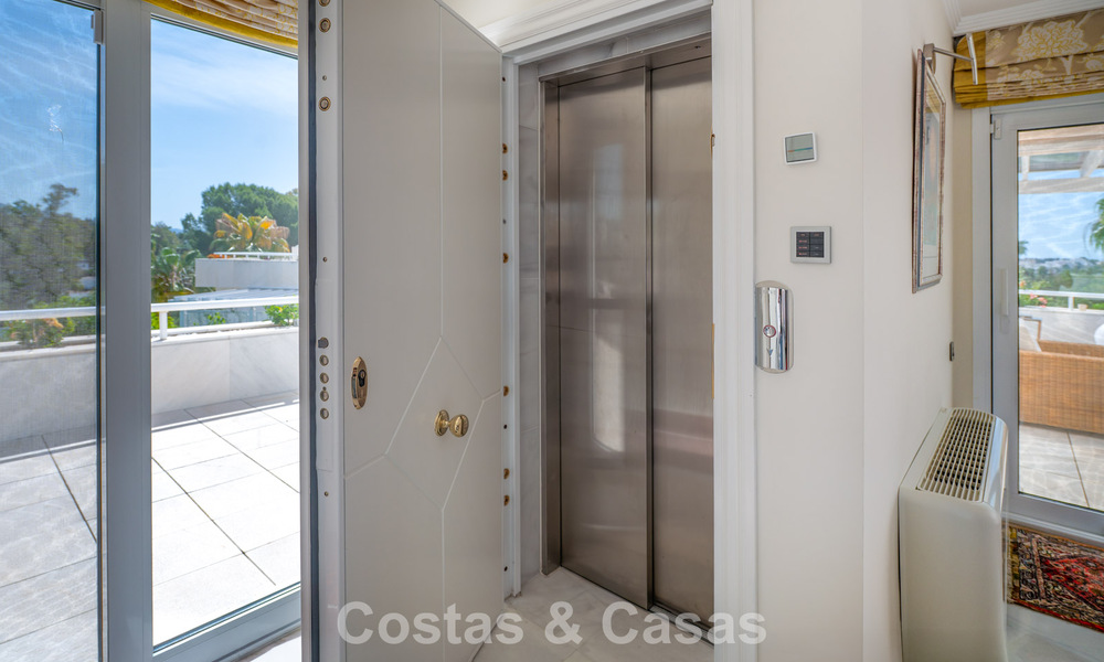 Hoogwaardig duplex penthouse te koop in een felbegeerd golfcomplex in Nueva Andalucia, Marbella 801002