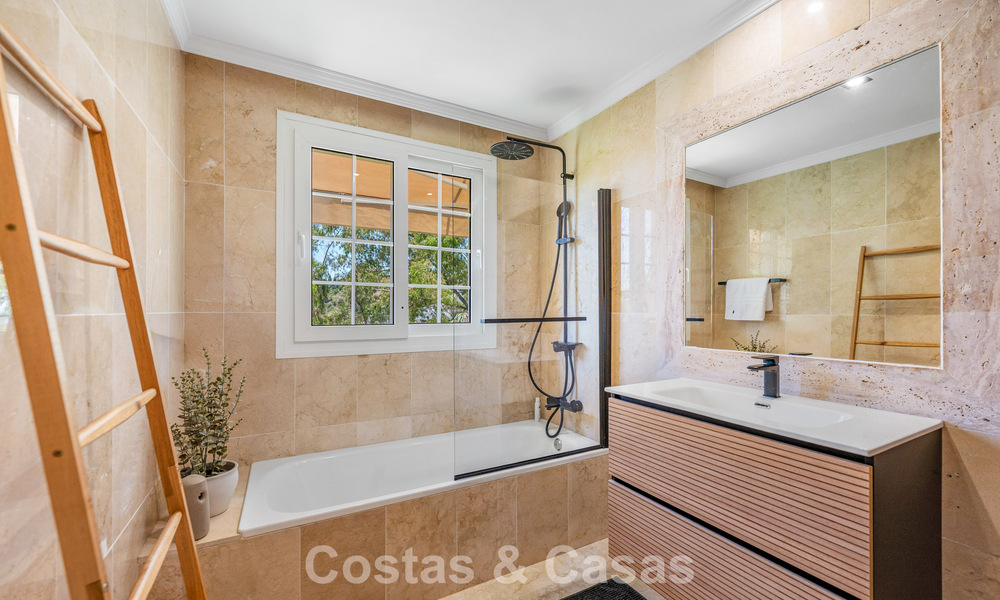 Ruime familiewoning te koop in een kleinschalige gated urbanisatie in het begeerde Nueva Andalucia, Marbella 801092