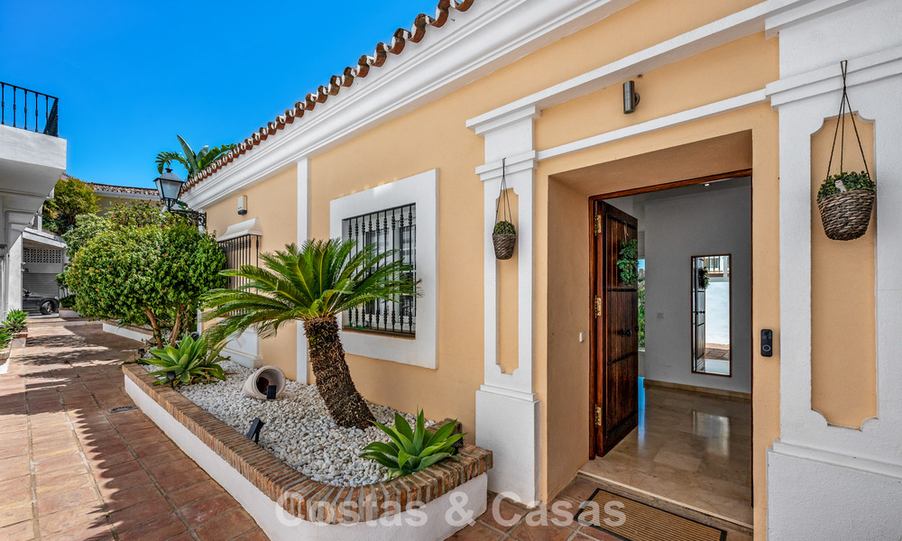 Ruime familiewoning te koop in een kleinschalige gated urbanisatie in het begeerde Nueva Andalucia, Marbella 801124