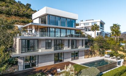 Indrukwekkende luxevilla met moderne minimalistische architectuur te koop in de heuvels van Oost-Marbella 801127