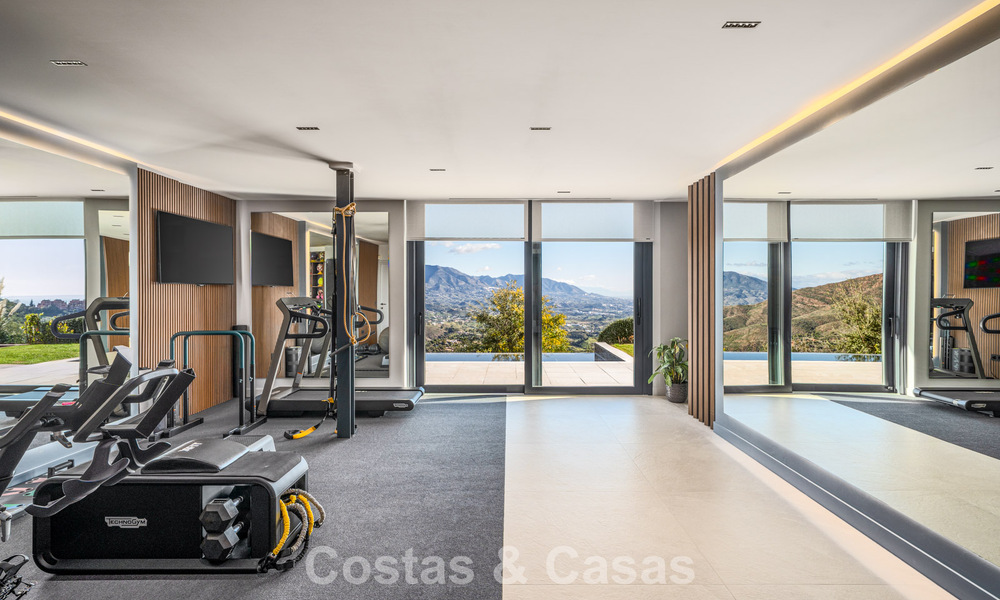 Indrukwekkende luxevilla met moderne minimalistische architectuur te koop in de heuvels van Oost-Marbella 801130