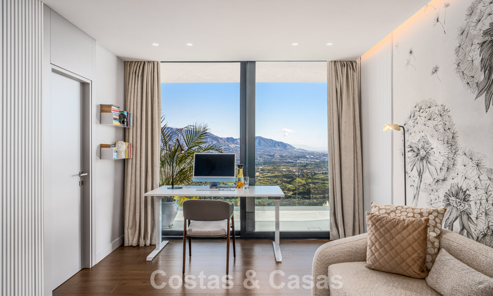 Indrukwekkende luxevilla met moderne minimalistische architectuur te koop in de heuvels van Oost-Marbella 801132