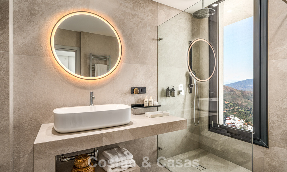 Indrukwekkende luxevilla met moderne minimalistische architectuur te koop in de heuvels van Oost-Marbella 801133