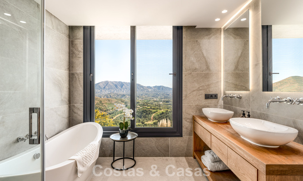 Indrukwekkende luxevilla met moderne minimalistische architectuur te koop in de heuvels van Oost-Marbella 801134